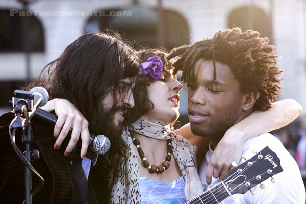 DEVENDRA BANHART - 2005-09-28 - PARIS - Place de la Bourse - 